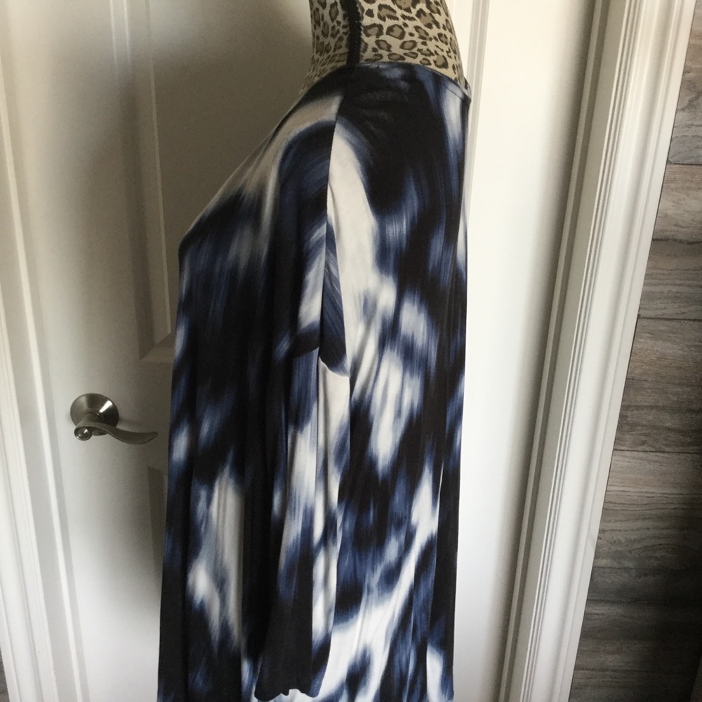 Blurred Blues Top - Picture 4 of 4